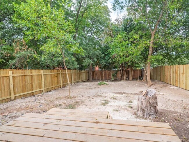 Building Photo - P1-7000 Circle South Road Austin, TX 78745