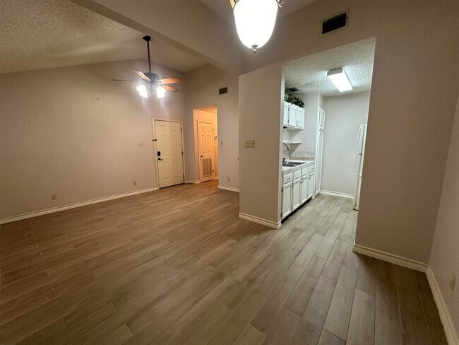 Building Photo - 201 Martingale