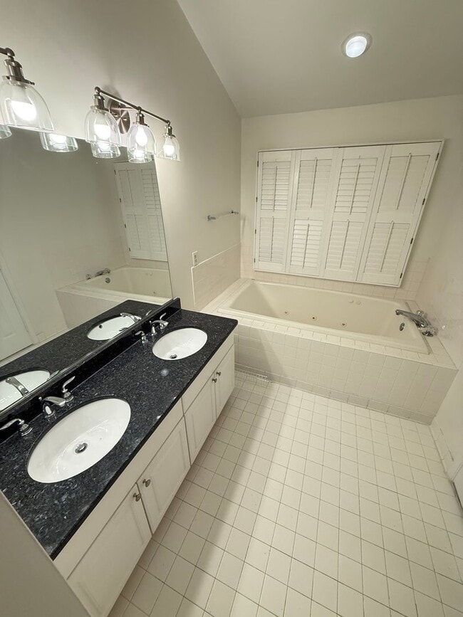 Building Photo - Beautiful 3 bed/3.5 Bath in ideal location!