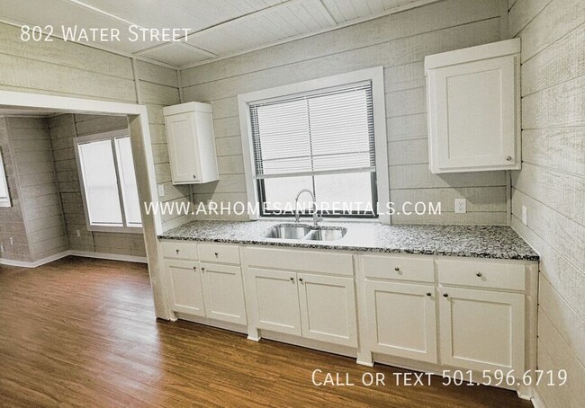 Building Photo - 802 Water St