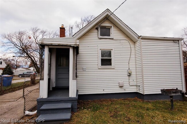 Building Photo - 8242 Maxwell Ave