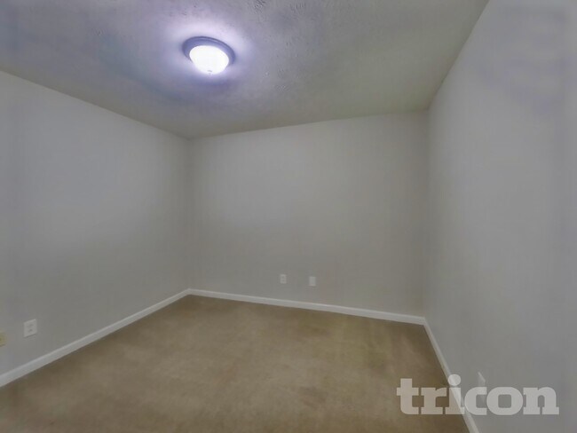 Building Photo - 2108 Montgomery Ln