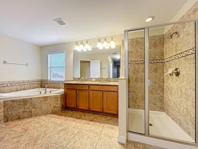 Building Photo - 6 BEDROOM 3 BATHROOM TWO STORY HOME ON IND...