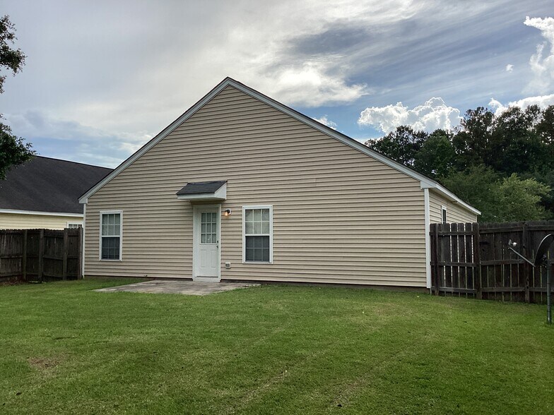 Building Photo - 237 Maypop Dr