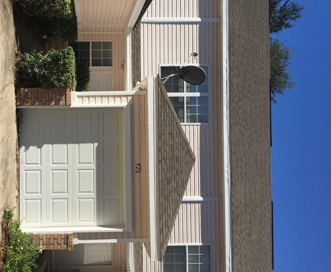 Building Photo - 976 Scenic Oak Ln