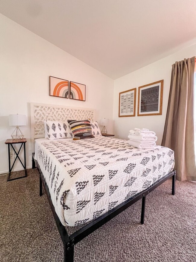 Building Photo - Fully Furnished 4 Bedroom in Sunmore Estat...