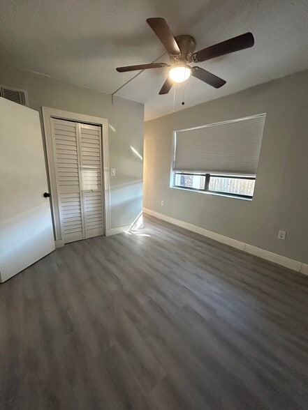 Building Photo - 927 SW 71st Ct