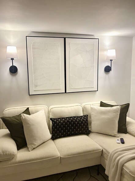 Building Photo - 256 Aqueduct Rd