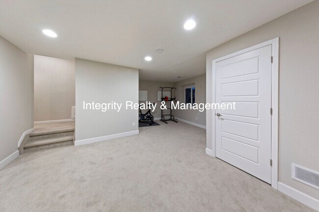 Building Photo - 3 Bed/2.5 Bath Townhome, 1999 sq ft, 2160 Meadows Blvd Unit A