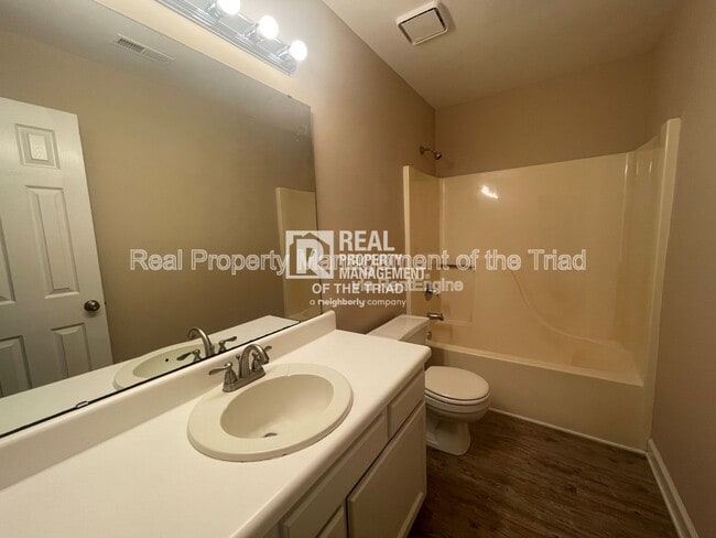 Building Photo - 4005 Sassafras Ct