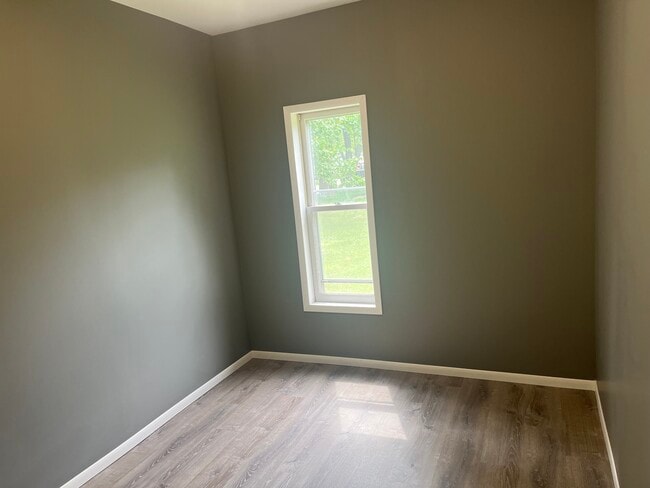 Building Photo - 212 W 5th St