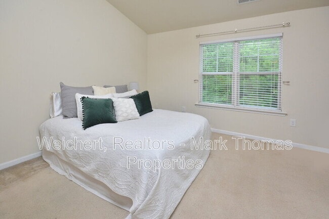 Building Photo - 100 Stratford Lakes Dr