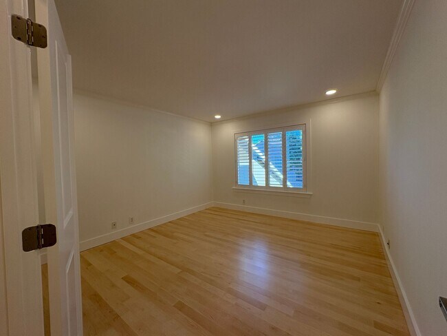 Building Photo - Newly Remodeled Townhouse Available Now!