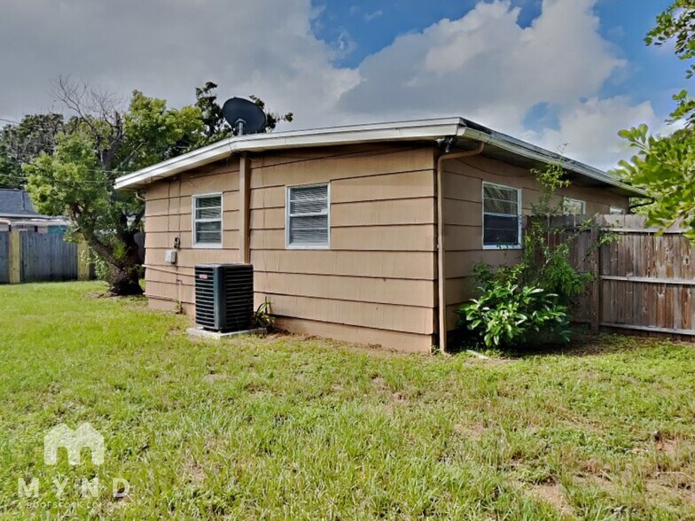 Building Photo - 7563 Meadowlawn Dr N