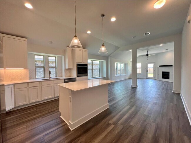 Building Photo - 577 Elm Green St