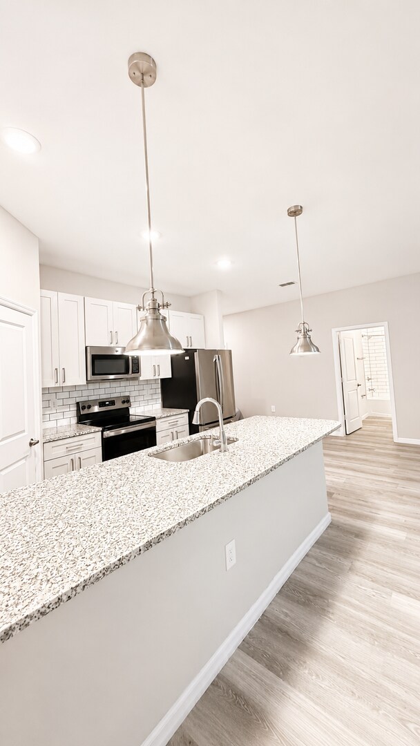 Building Photo - Hidden Gem! Beautiful 3/2 Duplex