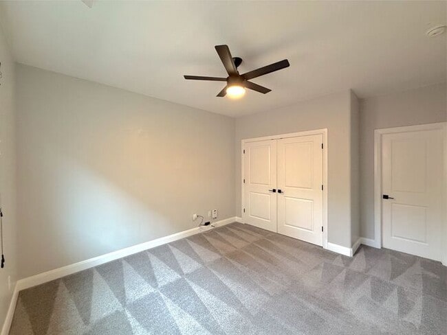 Building Photo - 4 bed, 2.5 bath duplex unit w/2 car garage