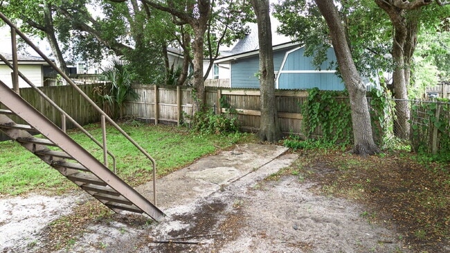 Building Photo - Stunning Upstairs 2-Bed, 1-Bath, Kitchen, ...