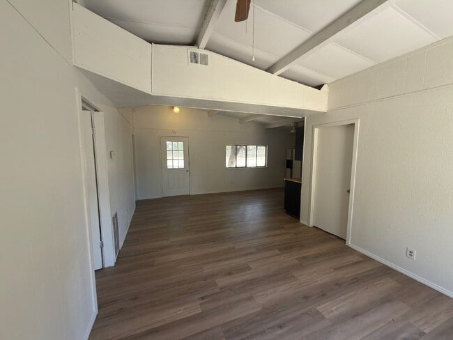 Building Photo - 2 bed 1 bath. Vinyl plank throughout. Yard maintenance included. Close to San Marcos Outlet Malls.