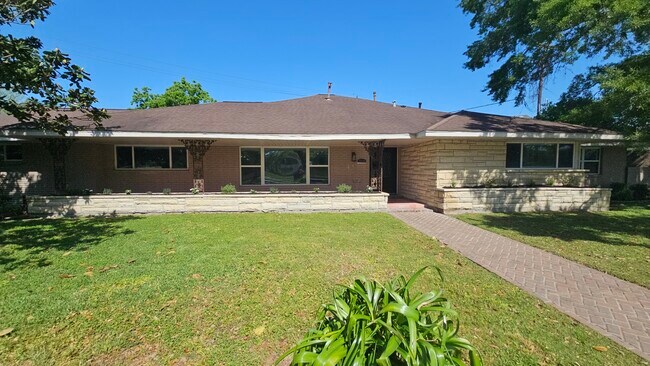 Building Photo - 3318 N Braeswood Blvd
