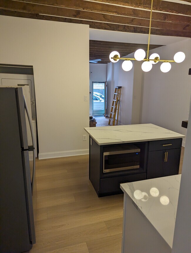 Building Photo - 615 E Thompson St