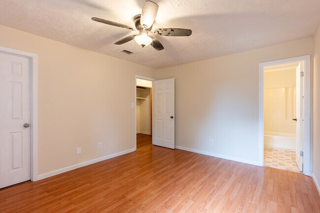 Building Photo - 3101 Vlg W Dr