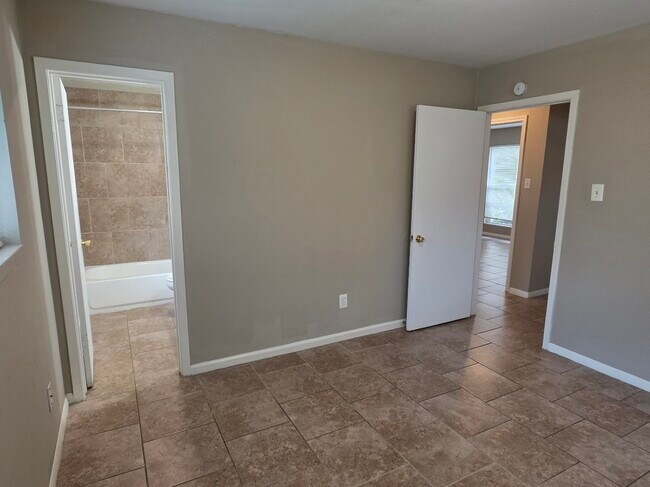 Building Photo - 9007 Glen Shadow Dr
