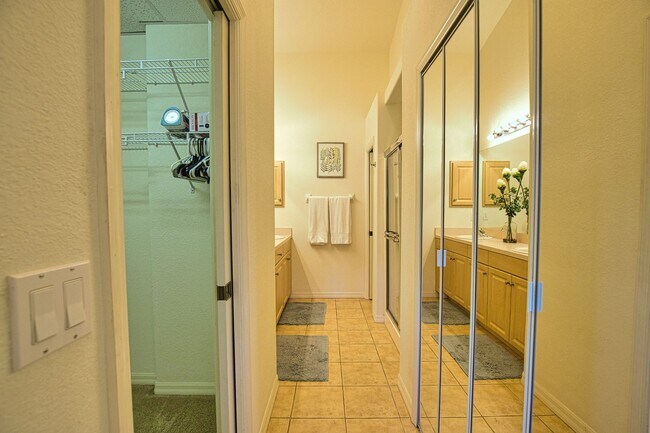 Building Photo - Annual Unfurnished 2 Bedroom 2 Bathroom Second Floor Condo in Casa Del Lago!