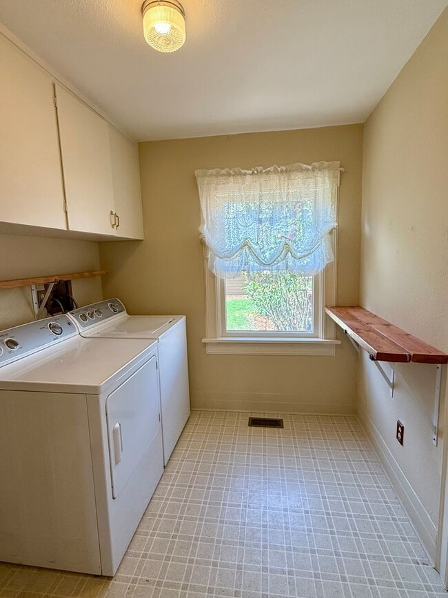 Building Photo - Historic Willamette Charmer – A Rare Gem! ...