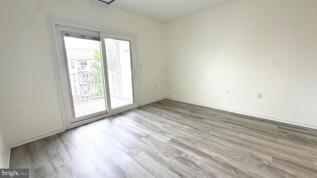 Building Photo - 7011 Falls Reach Dr
