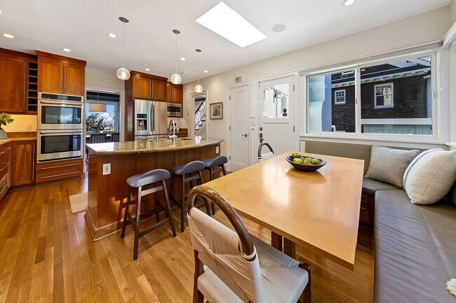 Building Photo - Capitol Hill View Home