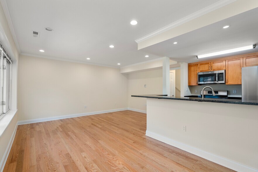 Building Photo - 118 Independence Dr