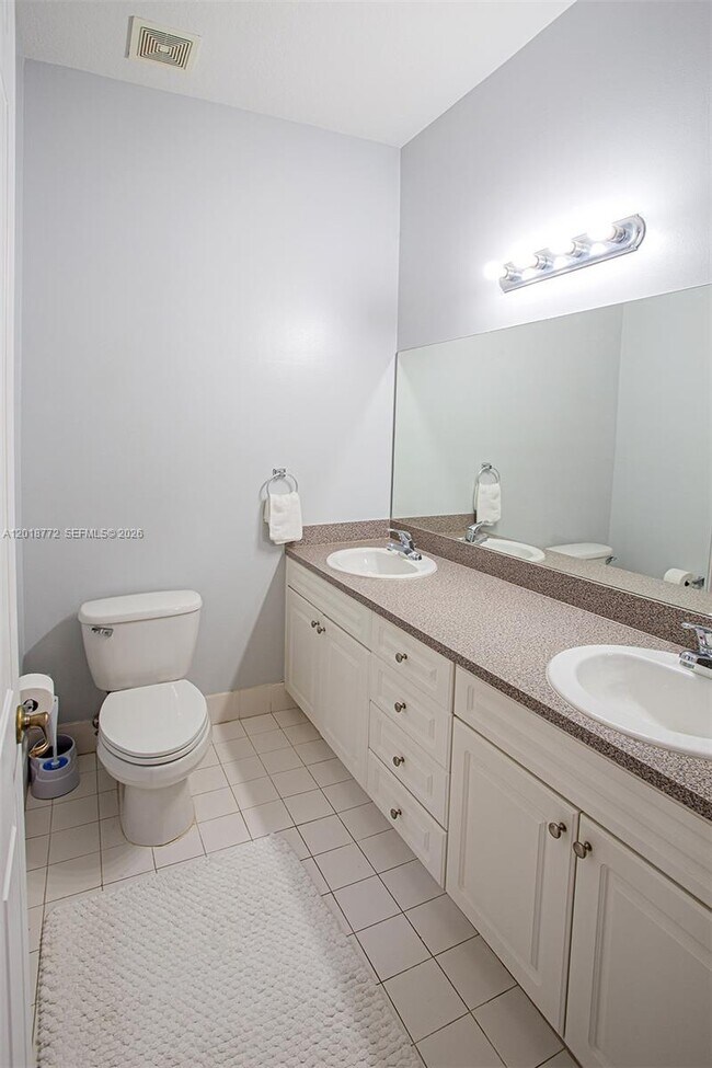 Building Photo - 2412 Venetian Way