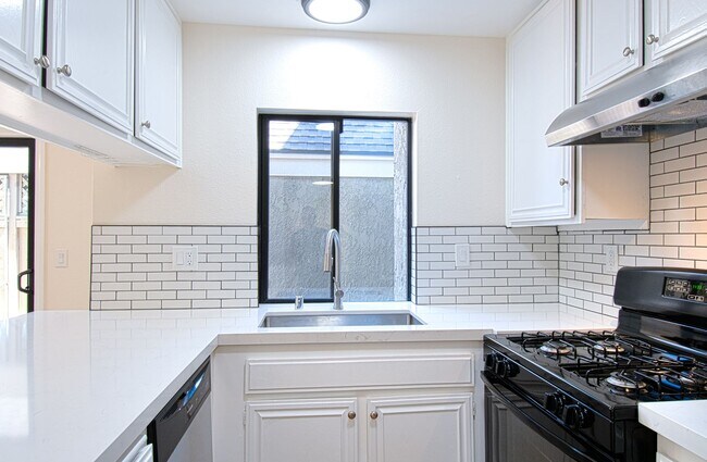 Building Photo - 7 Starburst Ct