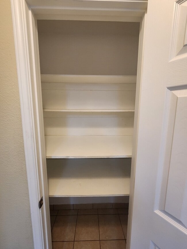 Building Photo - 3 bed 2 bath home, 1 car garage