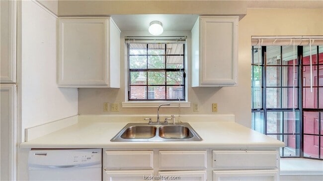 Building Photo - 1913 Woodsman Dr