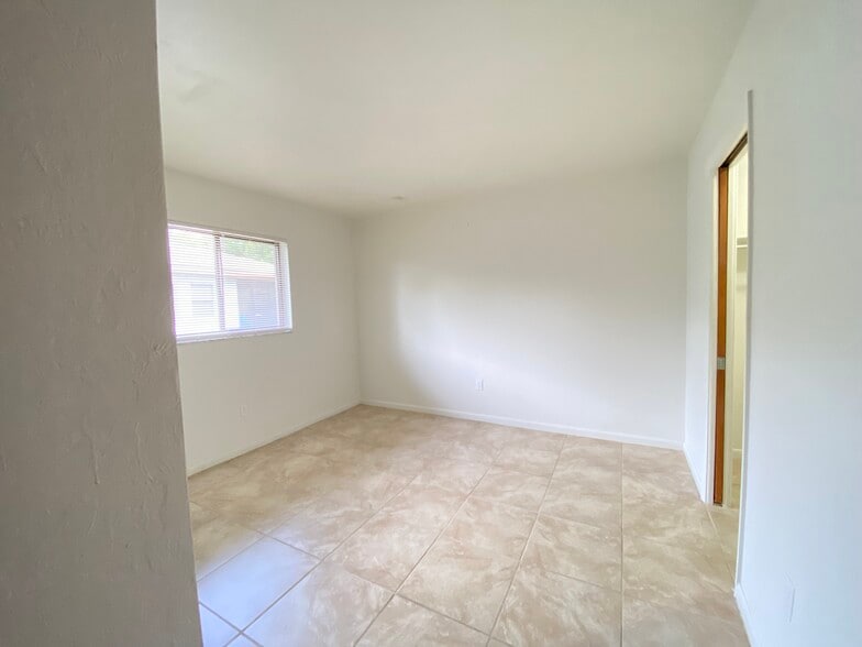 Building Photo - 513 SE 24th Ave