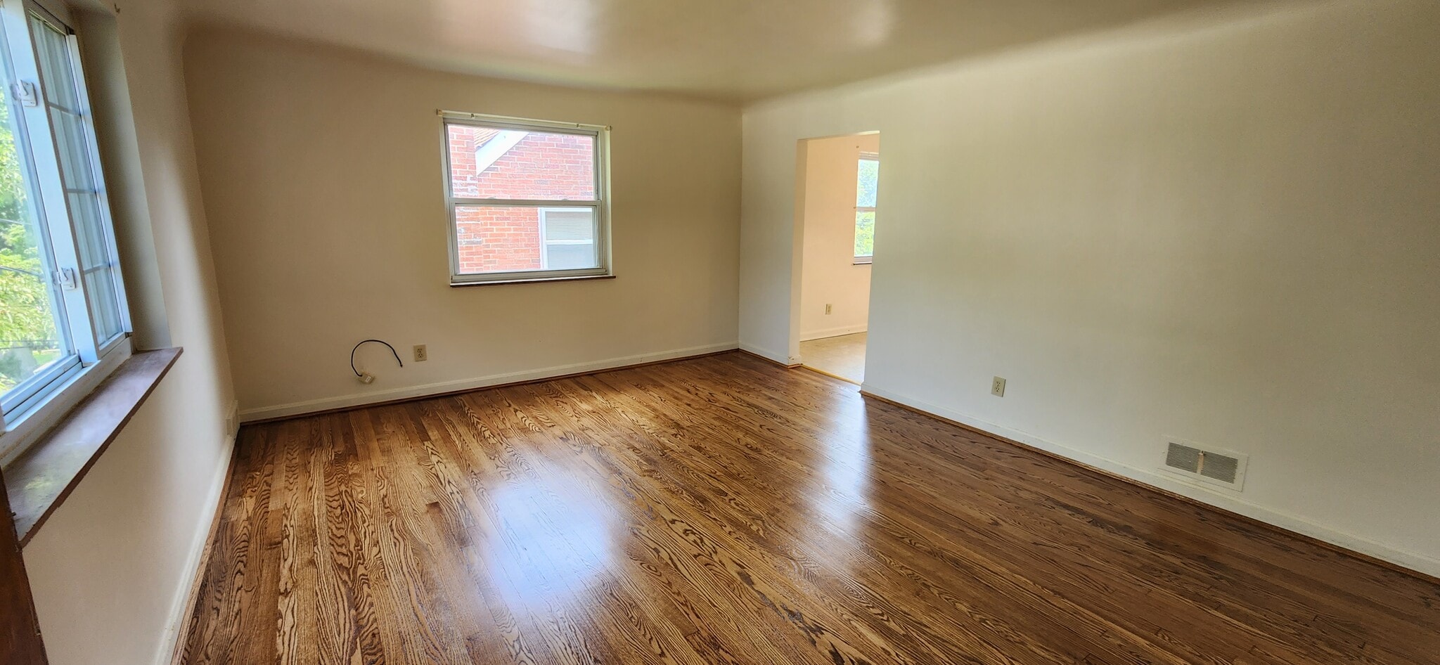 Building Photo - 406 Elm St