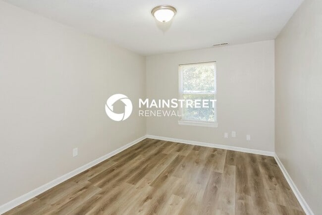Building Photo - 4 Bedroom Pet-Friendly Home in KANSAS CITY, MO with Main Street Renewal