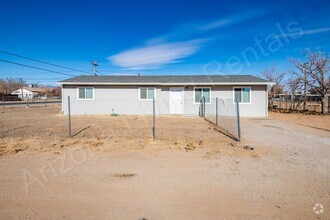 Building Photo - SPACIOUS 4 BEDROOM