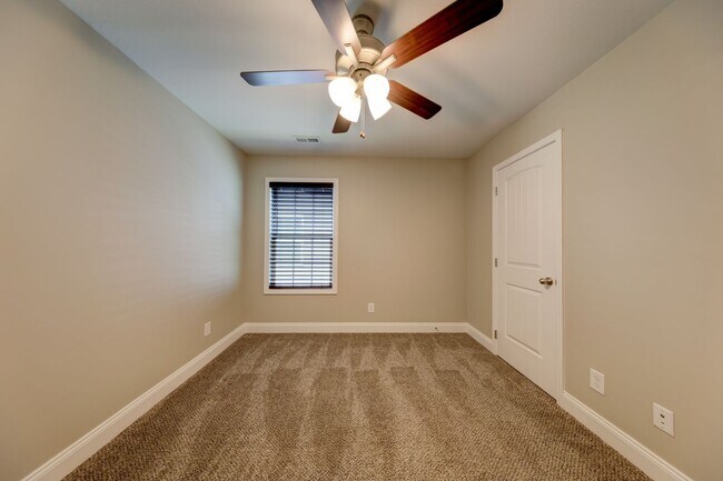 Building Photo - Sharp 3 bed 2 bath with Bonus room and nice fenced yard.