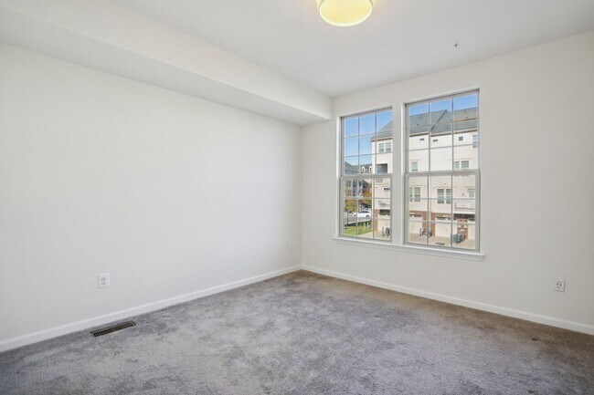 Building Photo - Stunning 2-Level Townhouse Condo in Sought...