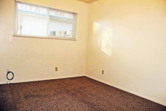 Building Photo - East Sonora Duplex with fenced Back Yard