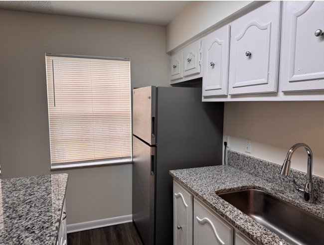 Building Photo - Updated One Bedroom, One Bath Apartment in...