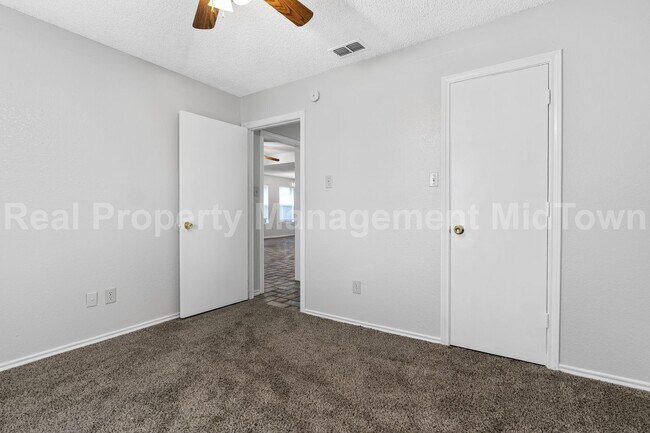 Building Photo - Charming Home in Established Community