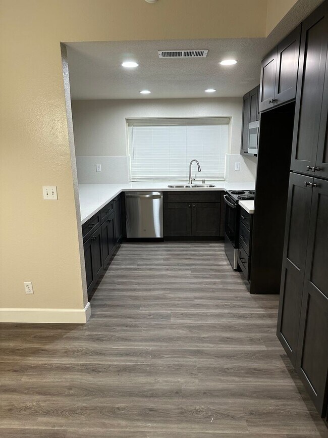 Building Photo - Remodeled 3 Bedroom!