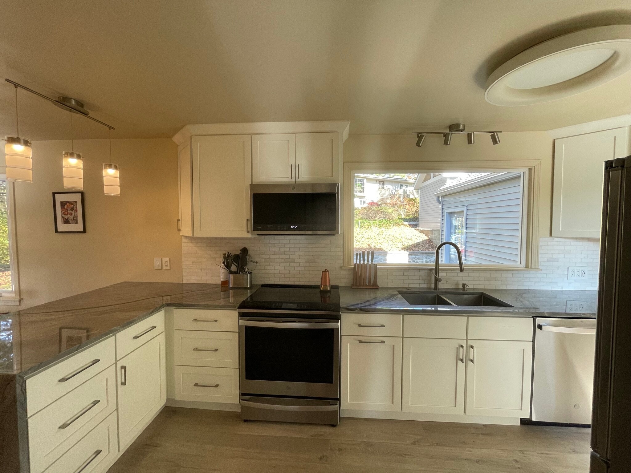 Building Photo - 206 Eastwood Ave