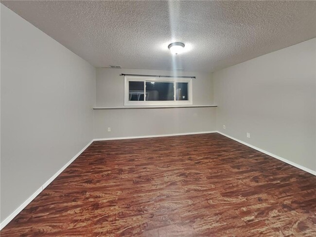 Building Photo - 6865 Buckingham Rd