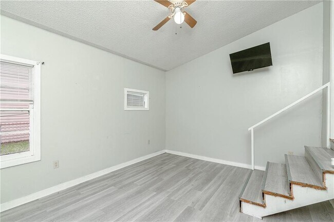 Building Photo - 100 Esplanade Ave