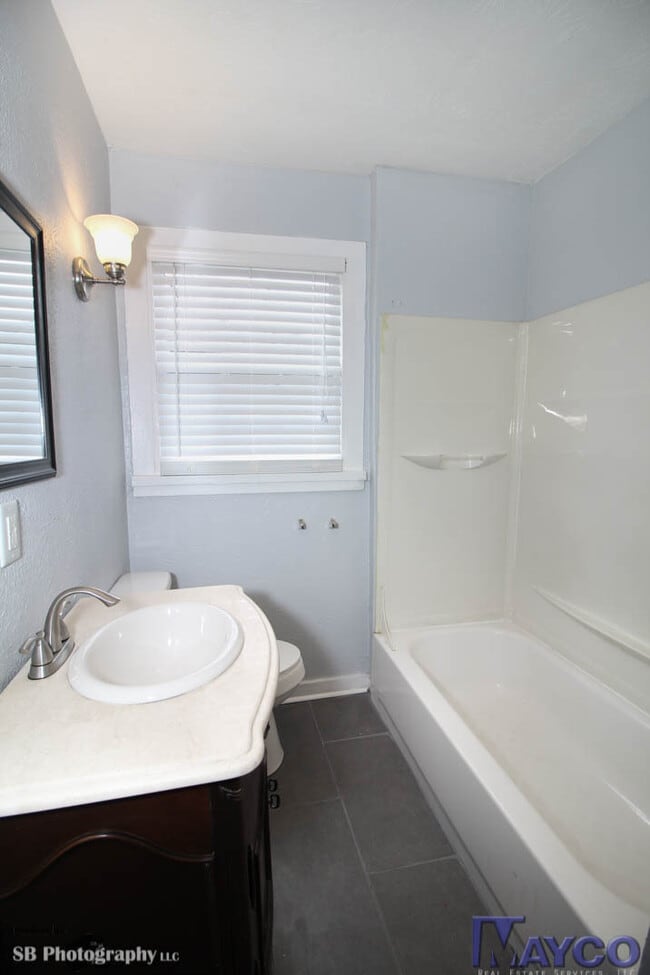 Building Photo - 3 bedroom 1.5 Bath house newly remodeled!